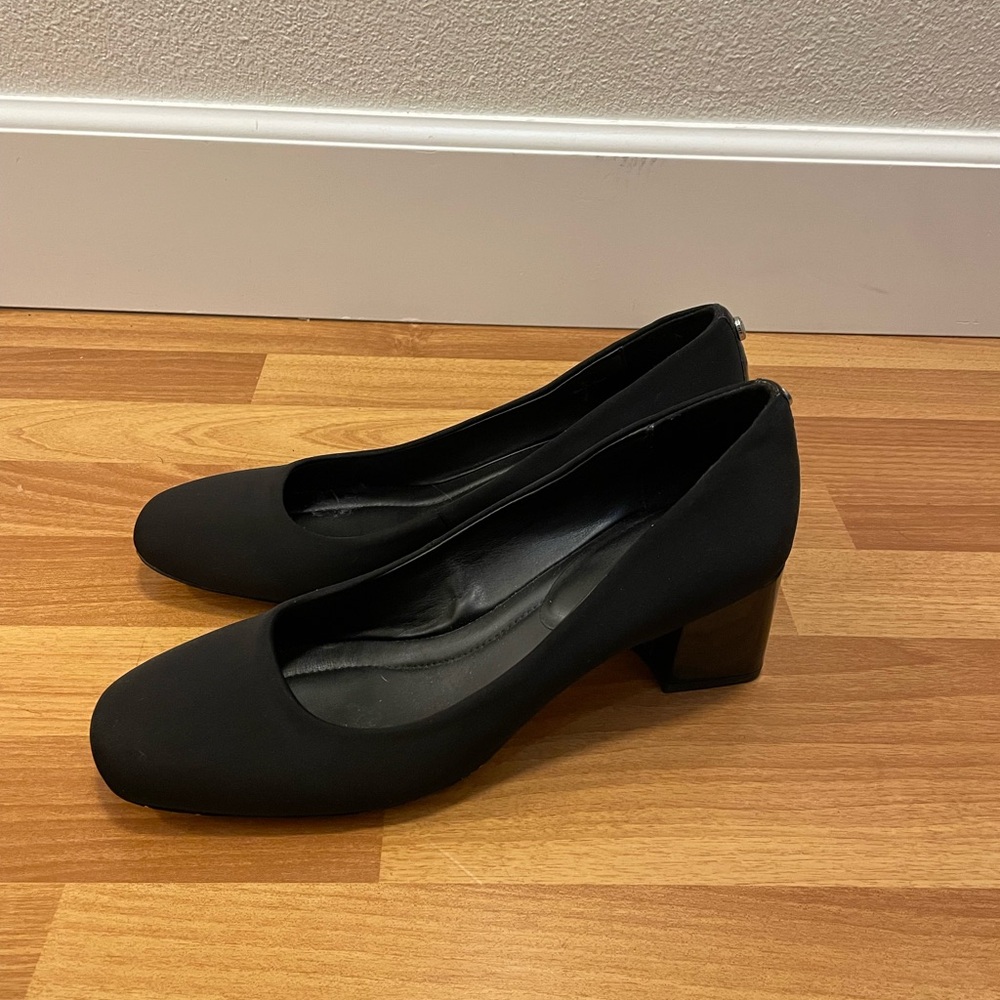 Satin pumps